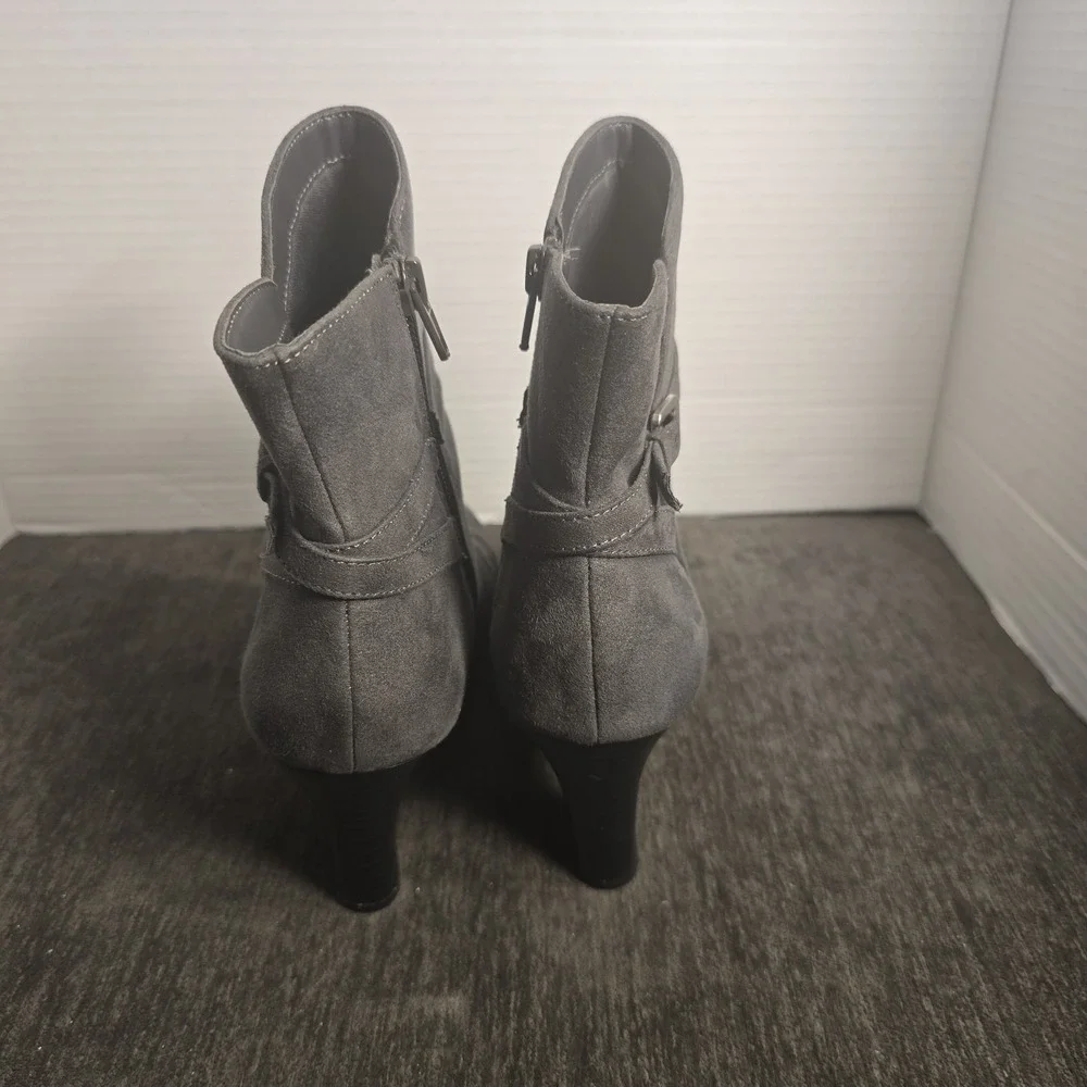 Amelia Grace Grey Faux Suede Ankle Boots Women 6.5 Side Zip Block Heel